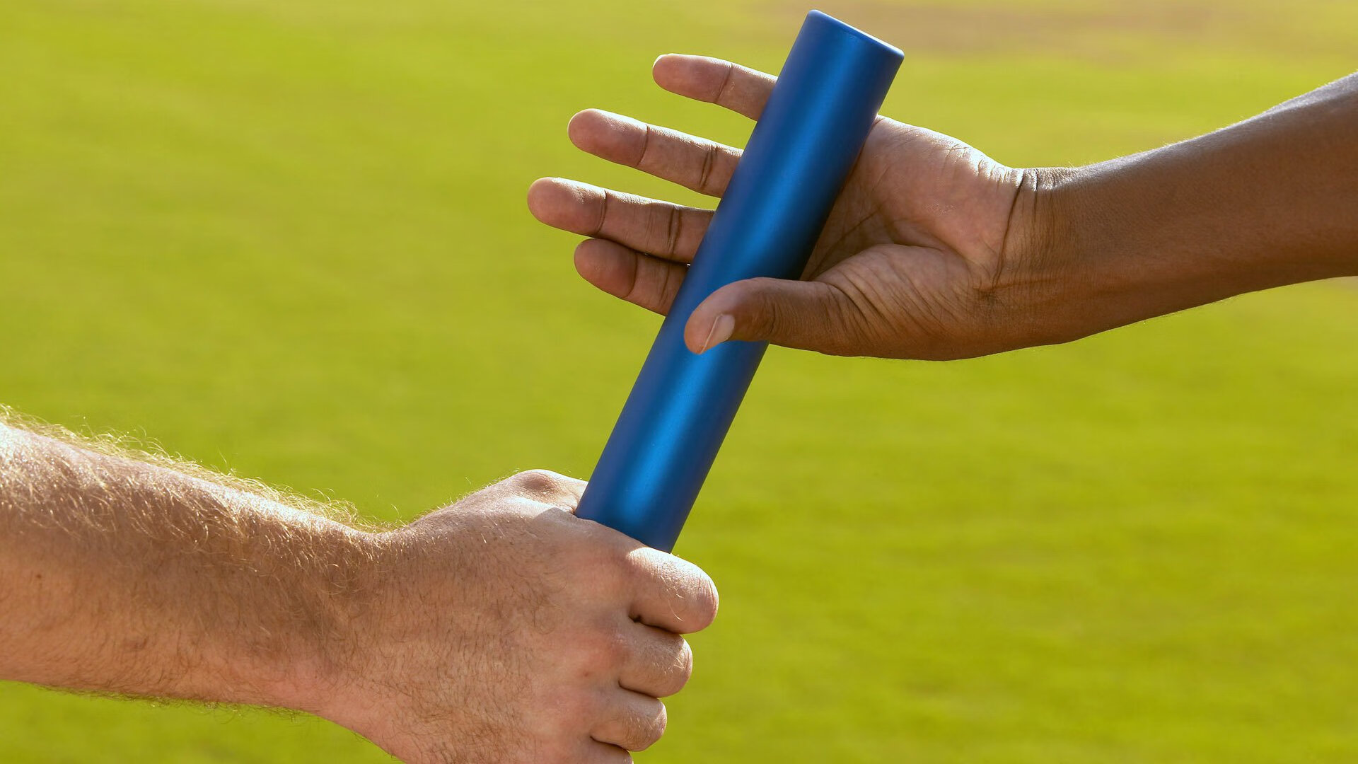 _新技术亮相：无人机全景直播高效呈现比赛_，无人机拍摄直播