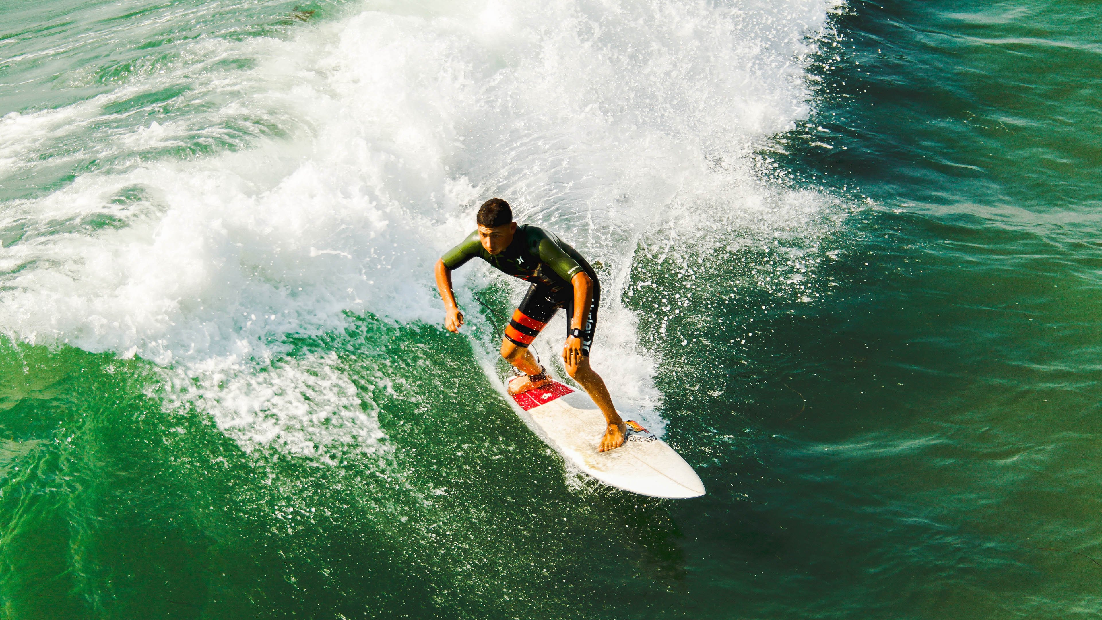 爱游戏体育（AYX）官方APP下载-_水上漂移车表演：速度与水花的碰撞_，小车水上漂移